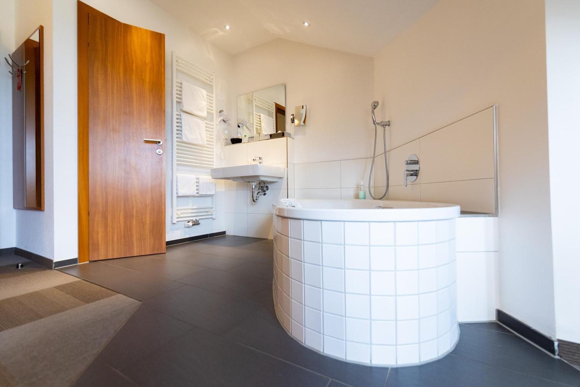 Hotel Darstein Altrip Екстериор снимка